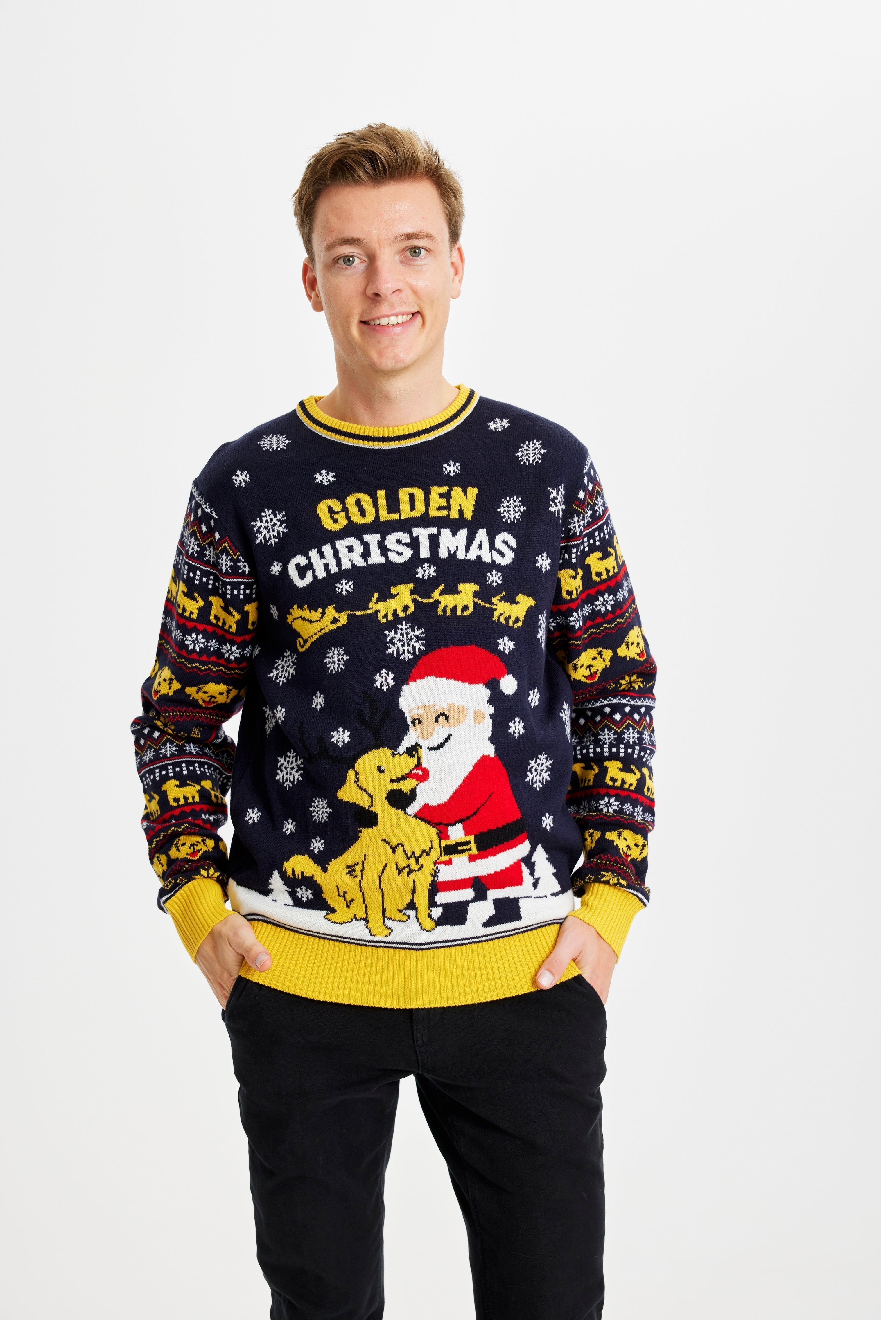 Un homme portant un pull de Noël jaune et noir avec l'inscription